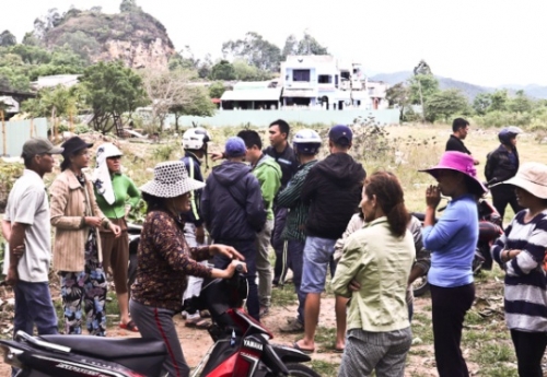 Dự án chặn lối xuống biển, dân bức xúc Dự án chặn lối xuống biển, dân bức xúc