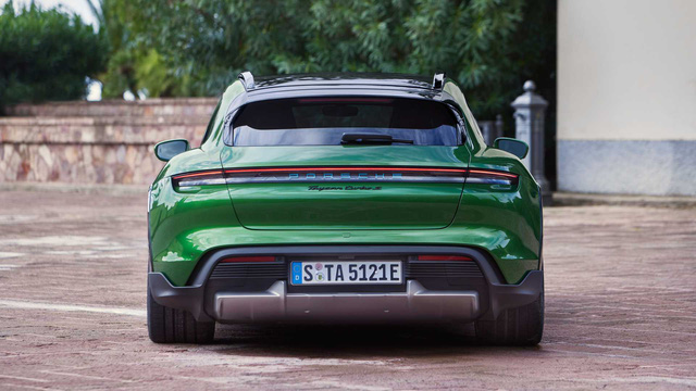 Porsche Taycan Cross Turismo ra mắt với giá từ khoảng 2,1 tỷ đồng