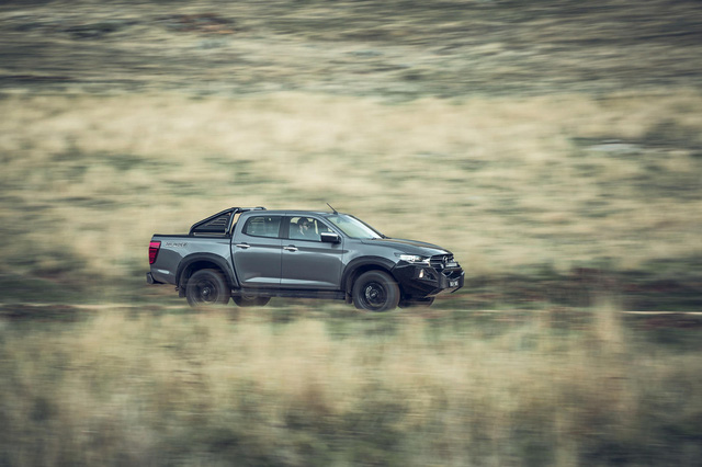 mazda ra mat mau xe ban tai bt 50 thunder moi