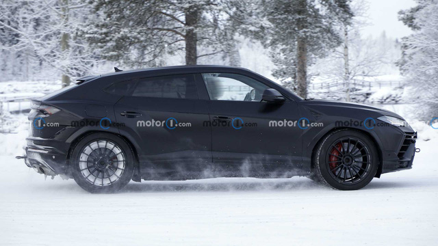 Lamborghini Urus Evo lộ diện trước ngày ra mắt nhưng nội thất vẫn là ẩn số Lamborghini Urus Evo lộ diện trước ngày ra mắt nhưng nội thất vẫn là ẩn số