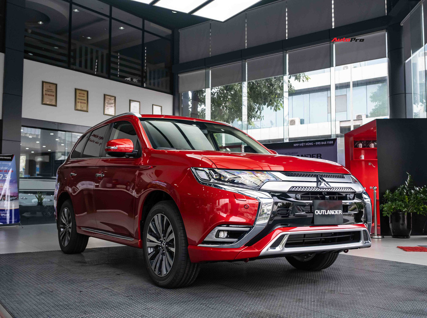 Mitsubishi Outlander 2022 giá gần 1 tỷ đồng có gì?