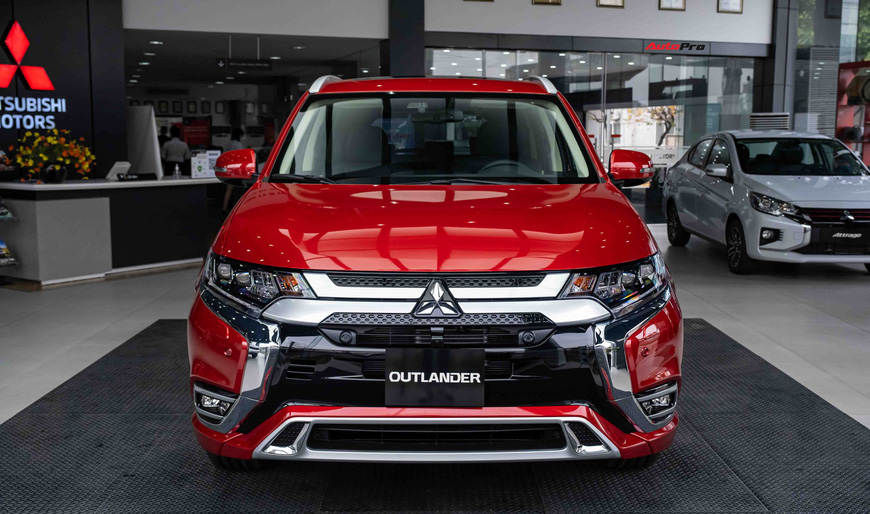 Mitsubishi Outlander 2022 giá gần 1 tỷ đồng có gì?