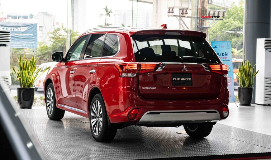 Mitsubishi Outlander 2022 giá gần 1 tỷ đồng có gì?