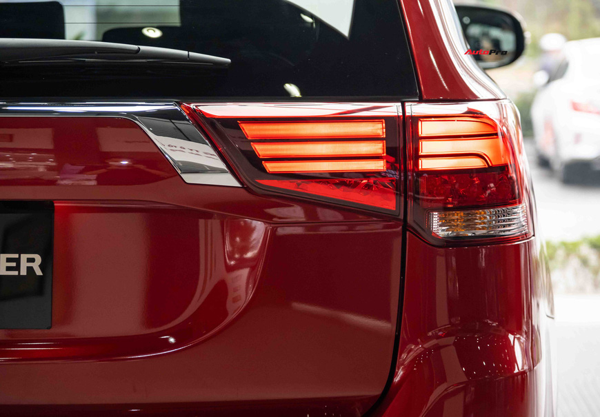 Mitsubishi Outlander 2022 giá gần 1 tỷ đồng có gì?