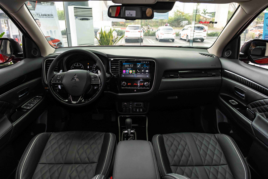 Mitsubishi Outlander 2022 giá gần 1 tỷ đồng có gì?