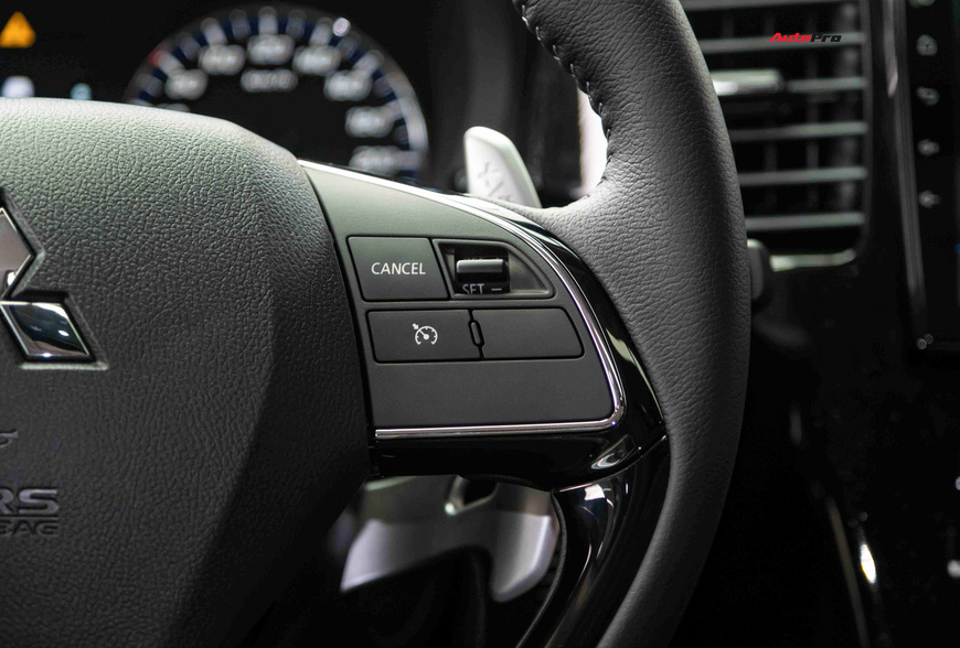 Mitsubishi Outlander 2022 giá gần 1 tỷ đồng có gì?