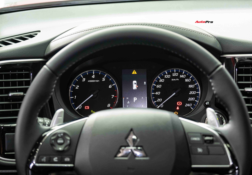 Mitsubishi Outlander 2022 giá gần 1 tỷ đồng có gì?