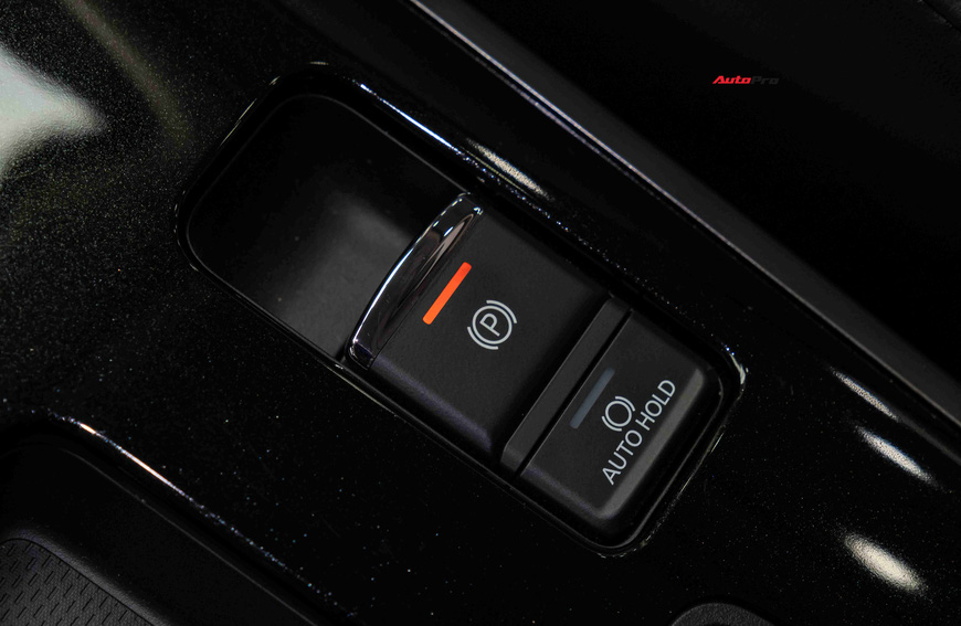 Mitsubishi Outlander 2022 giá gần 1 tỷ đồng có gì?