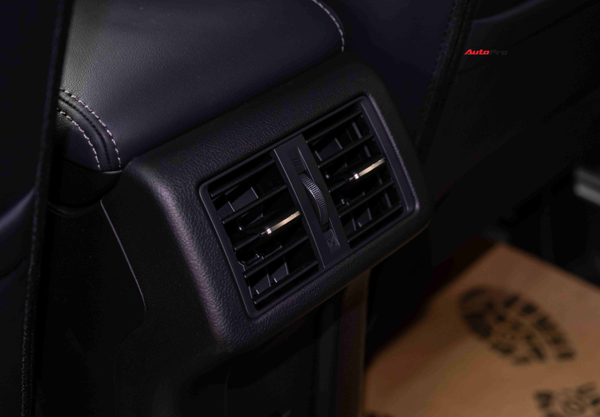 Mitsubishi Outlander 2022 giá gần 1 tỷ đồng có gì?