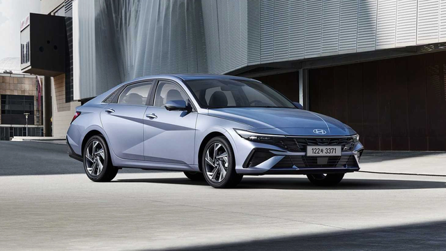Hyundai Elantra 2024 giá khoảng 360 triệu đồng