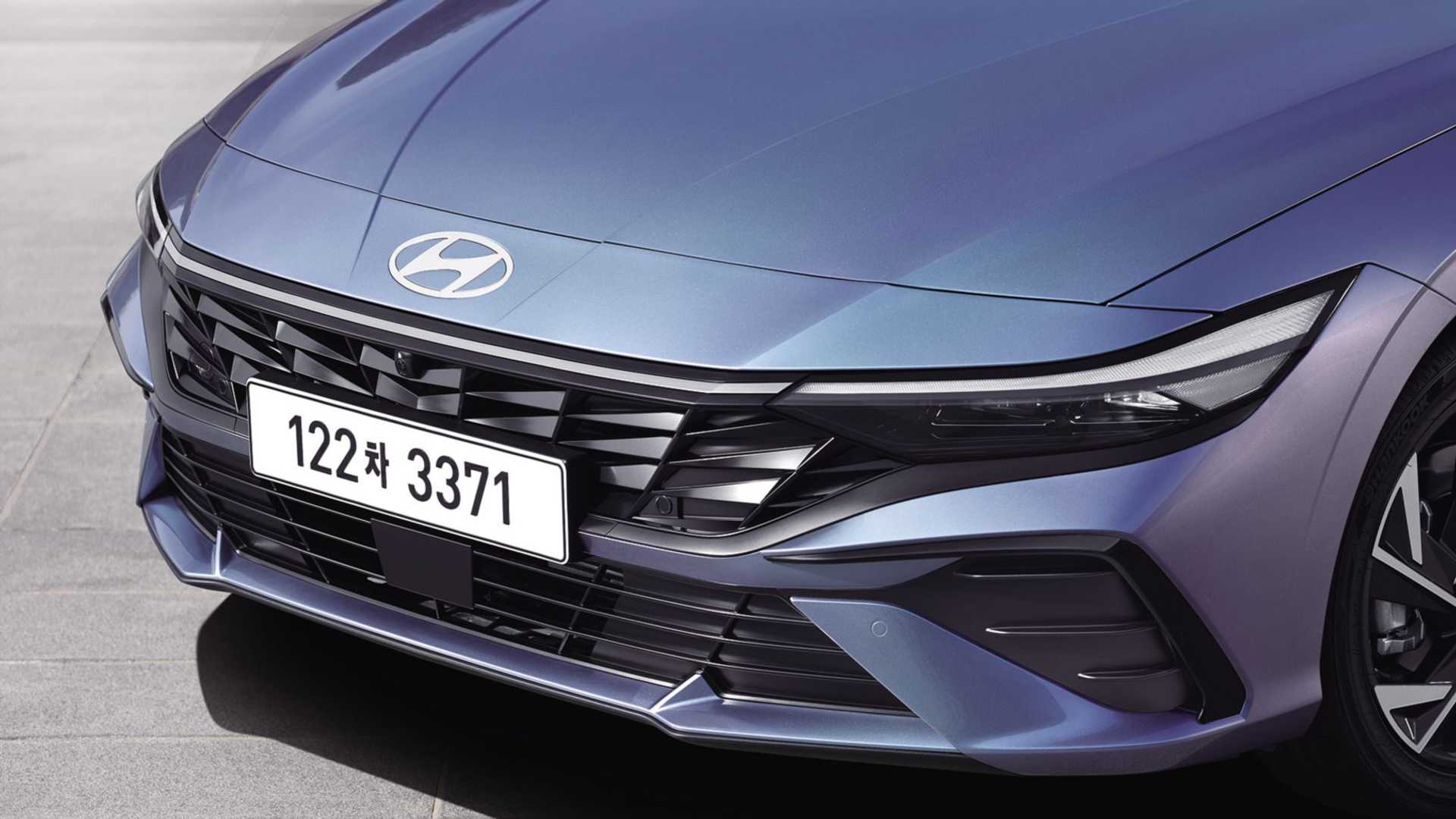 Hyundai Elantra 2024 giá khoảng 360 triệu đồng