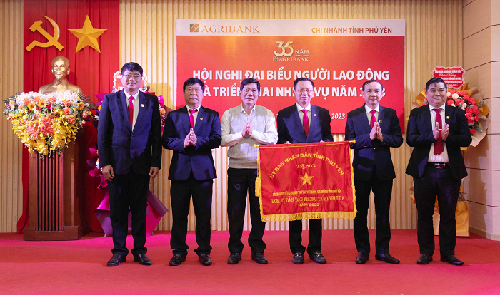 Agribank Phú Yên nhận cờ thi đua của UBND tỉnh