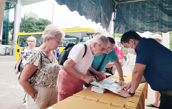 Tàu biển du lịch MSCPoesia đưa 2.400 du khách tham quan Đà Nẵng tau bien du lich mscpoesia dua 2400 du khach tham quan da nang