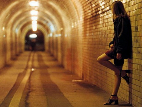 Cần nghiêm trị “buôn phấn bán hoa”