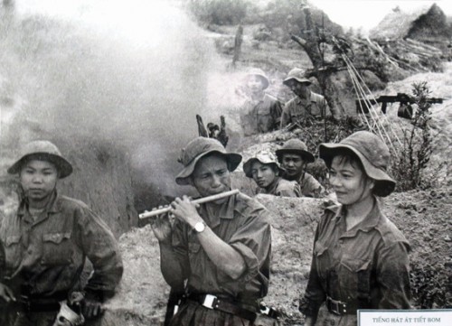 Tiếng hát át tiếng bom: Một thời chưa xa Tiếng hát át tiếng bom: Một thời chưa xa