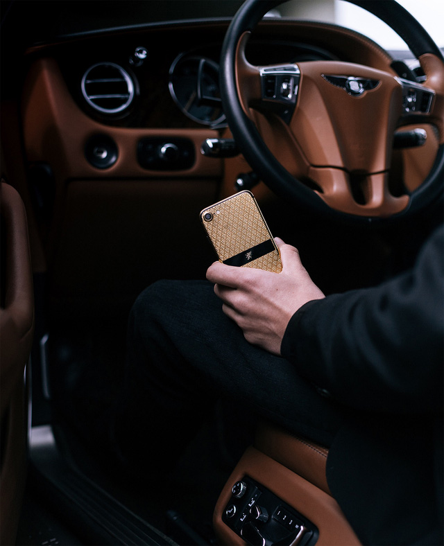 Bộ sưu tập điện thoại chất nghệ cho quý ông đi xe sang - Ảnh 3. Bộ sưu tập điện thoại chất nghệ cho quý ông đi xe sang - Ảnh 3.