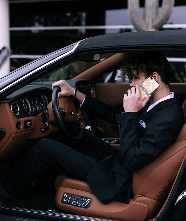 Bộ sưu tập điện thoại chất nghệ cho quý ông đi xe sang - Ảnh 8. Bộ sưu tập điện thoại chất nghệ cho quý ông đi xe sang - Ảnh 8.