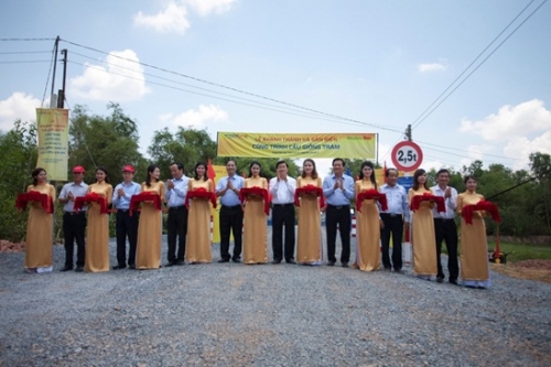 MobiFone bàn giao 4 cây cầu giao thông nông thôn tại Long An