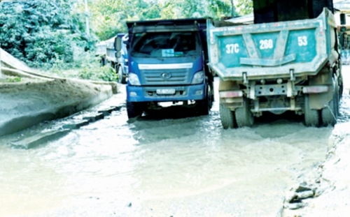 Lại xe ben gây ô nhiễm môi trường