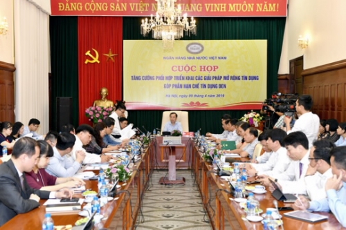 Đẩy lùi tín dụng đen cần sự vào cuộc đồng bộ của các tổ chức chính trị - xã hội Đẩy lùi tín dụng đen cần sự vào cuộc đồng bộ của các tổ chức chính trị - xã hội