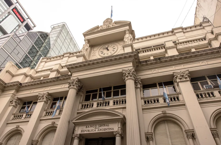 Ngân hàng Trung ương Argentina nâng lãi suất lên 81%