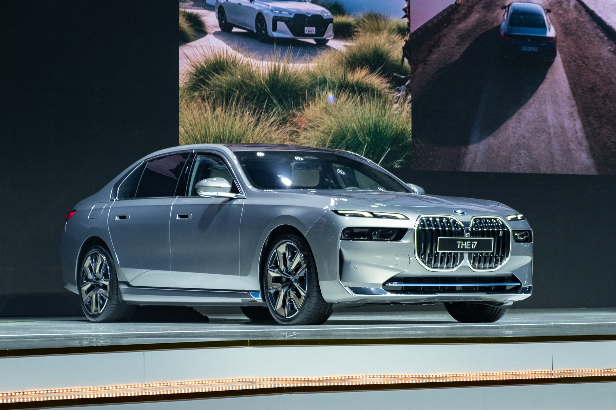 BMW i7, X7, 7-Series và 8-Series mới đồng loạt ra mắt Việt Nam BMW i7, X7, 7-Series và 8-Series mới đồng loạt ra mắt Việt Nam