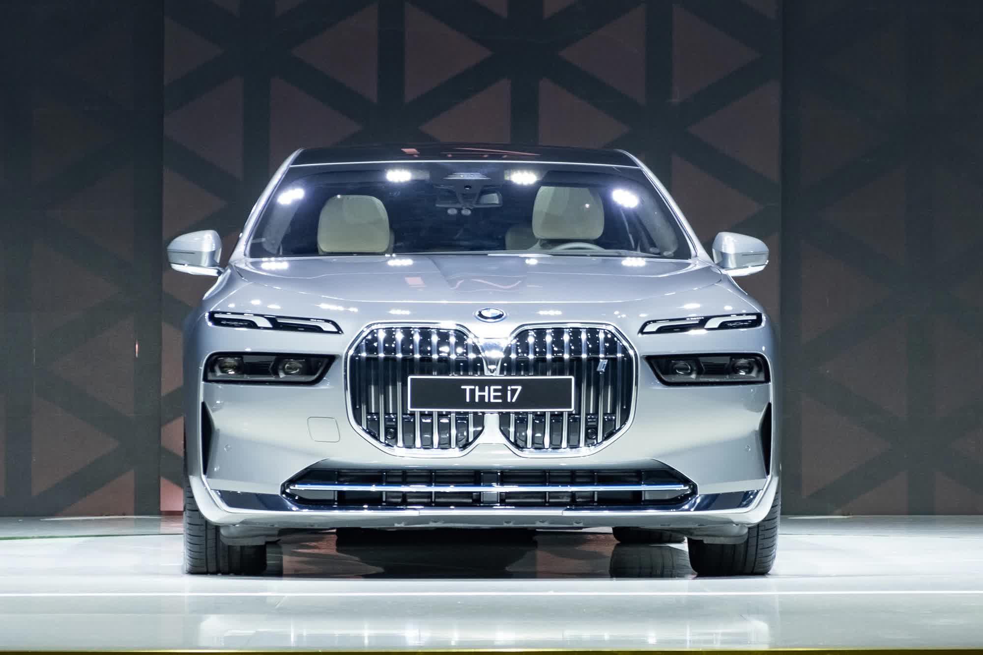 BMW i7, X7, 7-Series và 8-Series mới đồng loạt ra mắt Việt Nam BMW i7, X7, 7-Series và 8-Series mới đồng loạt ra mắt Việt Nam