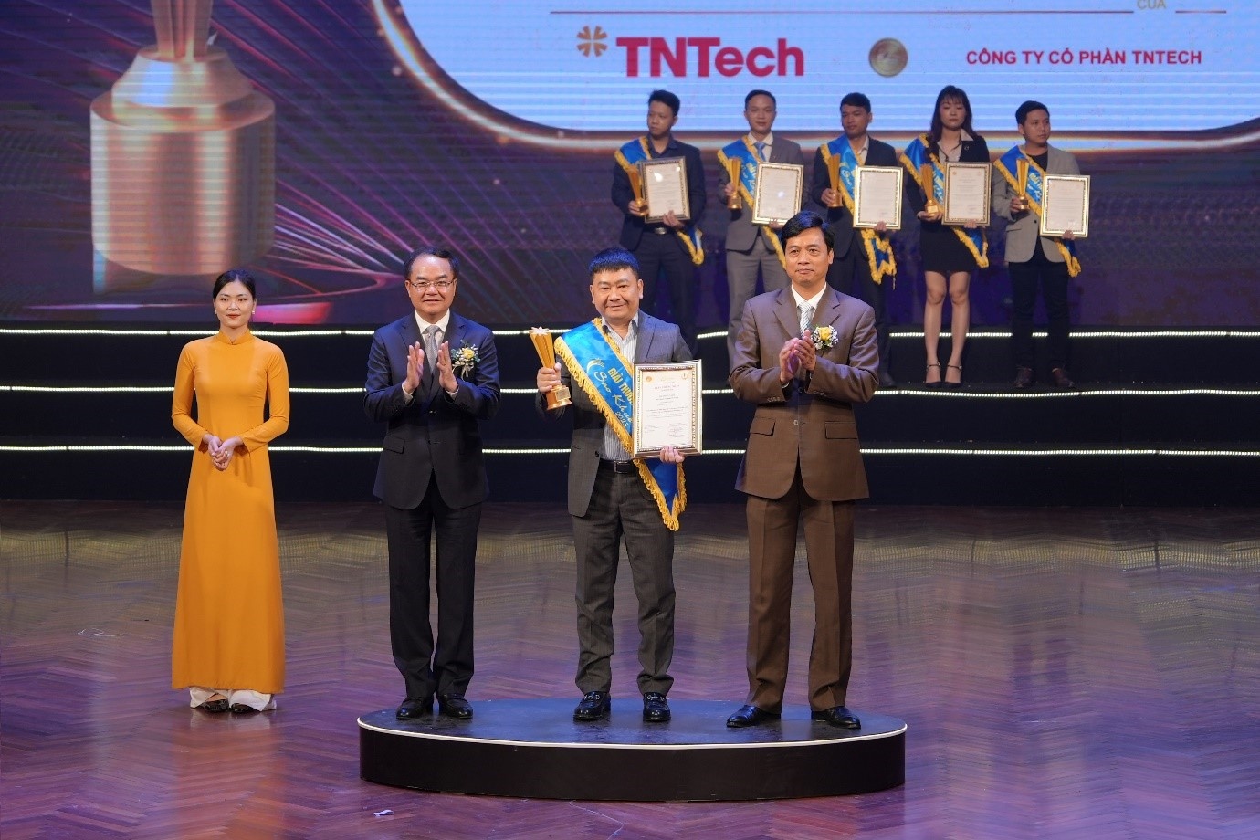 Giải thưởng Sao Khuê 2023 vinh danh TNTech với giải pháp FX Trading giai thuong sao khue 2023 vinh danh tntech voi giai phap fx trading