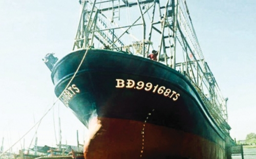 Tàu cá vỏ thép nằm bờ, bao giờ lại ra khơi?