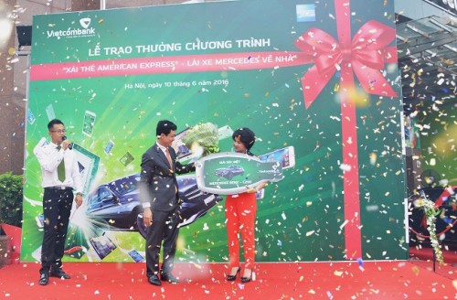 Vietcombank trao xe Mercedes Benz C200 cho khách hàng trúng thưởng Vietcombank trao xe Mercedes Benz C200 cho khách hàng trúng thưởng