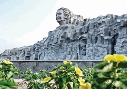 Câu chuyện tượng đài