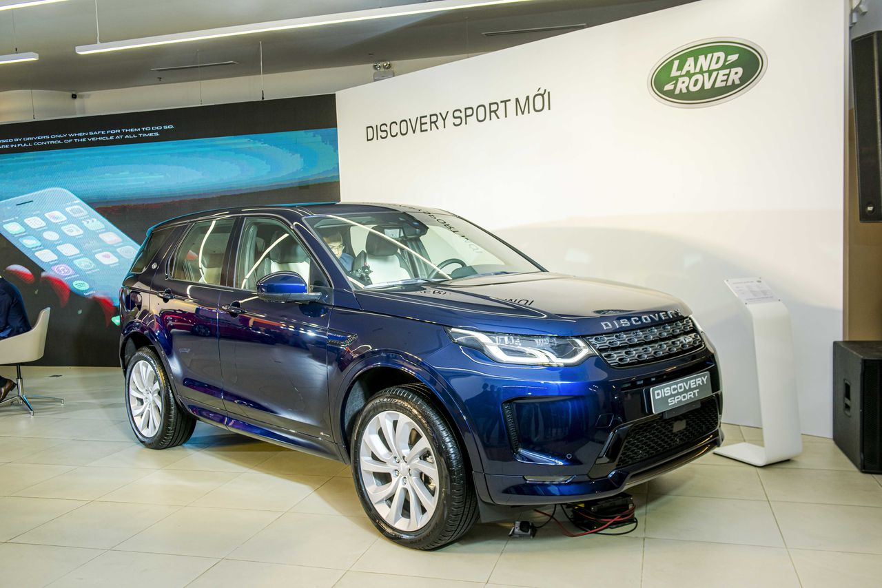 Cận cảnh bộ đôi Jaguar XE và Land Rover Discovery Sport vừa trình làng thị trường Việt