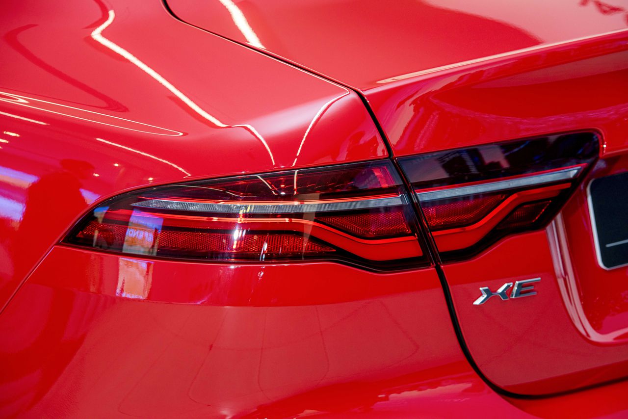 Cận cảnh bộ đôi Jaguar XE và Land Rover Discovery Sport vừa trình làng thị trường Việt