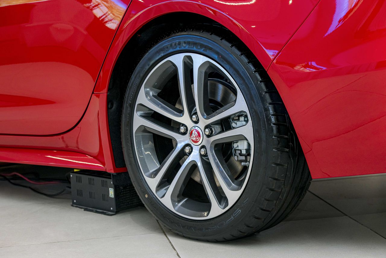 Cận cảnh bộ đôi Jaguar XE và Land Rover Discovery Sport vừa trình làng thị trường Việt