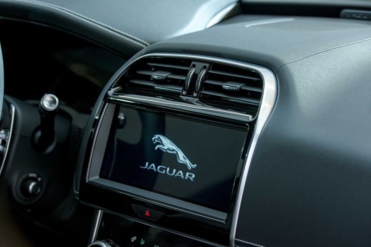 Cận cảnh bộ đôi Jaguar XE và Land Rover Discovery Sport vừa trình làng thị trường Việt