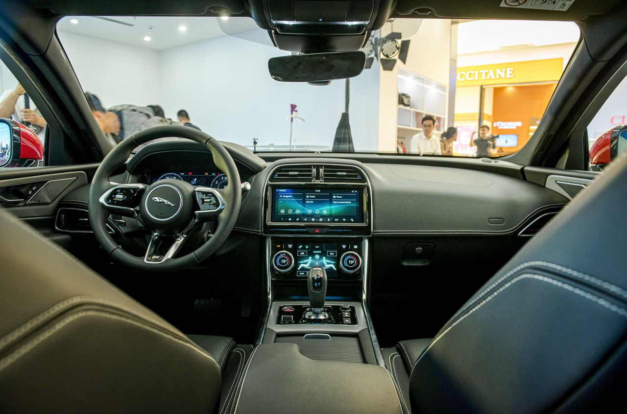 Cận cảnh bộ đôi Jaguar XE và Land Rover Discovery Sport vừa trình làng thị trường Việt