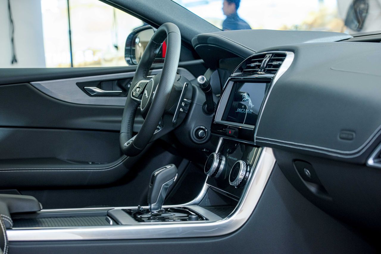 Cận cảnh bộ đôi Jaguar XE và Land Rover Discovery Sport vừa trình làng thị trường Việt