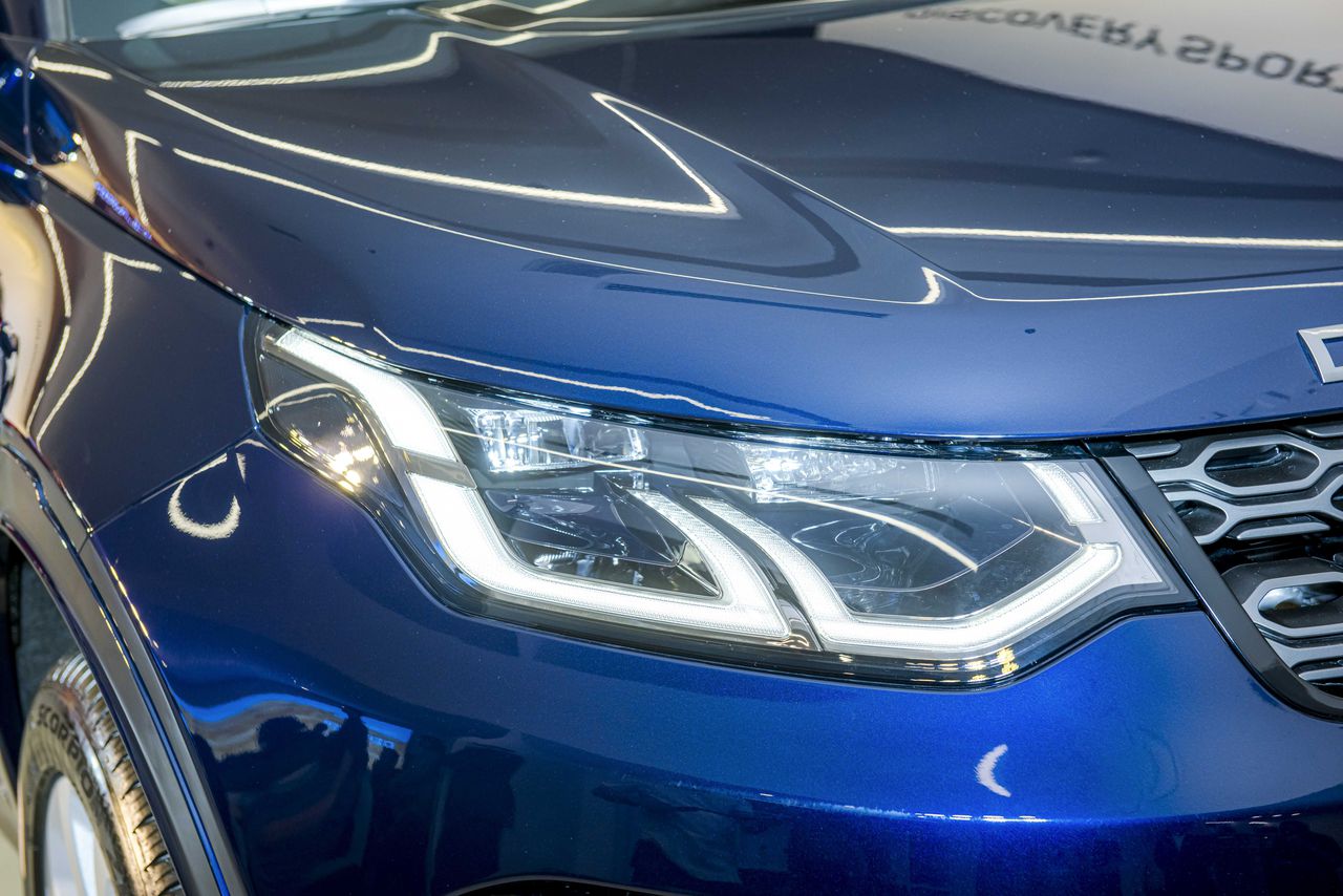 Cận cảnh bộ đôi Jaguar XE và Land Rover Discovery Sport vừa trình làng thị trường Việt