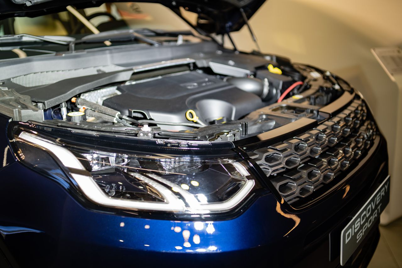 Cận cảnh bộ đôi Jaguar XE và Land Rover Discovery Sport vừa trình làng thị trường Việt