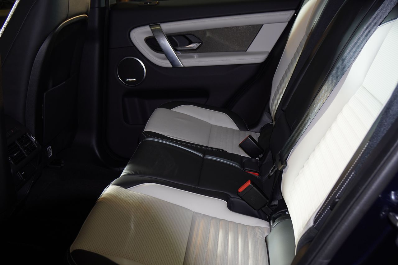 Cận cảnh bộ đôi Jaguar XE và Land Rover Discovery Sport vừa trình làng thị trường Việt