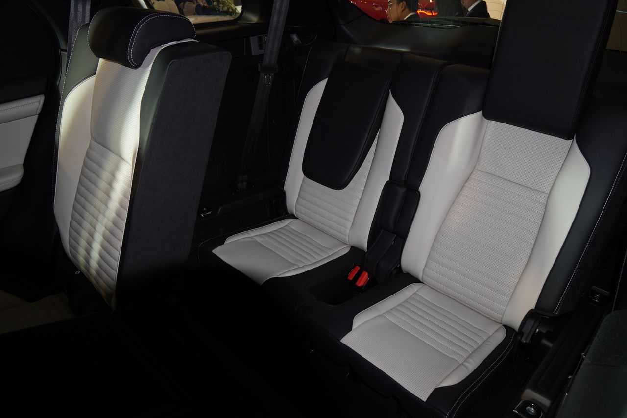 Cận cảnh bộ đôi Jaguar XE và Land Rover Discovery Sport vừa trình làng thị trường Việt