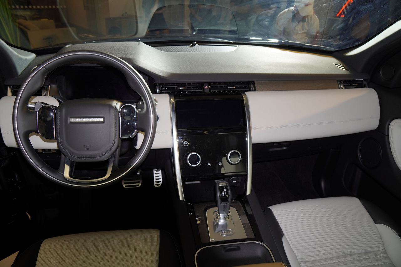 Cận cảnh bộ đôi Jaguar XE và Land Rover Discovery Sport vừa trình làng thị trường Việt