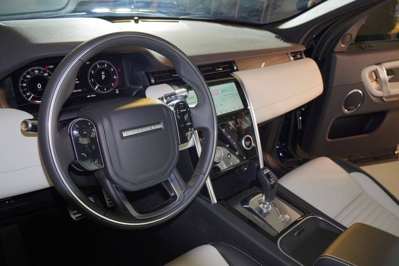 Cận cảnh bộ đôi Jaguar XE và Land Rover Discovery Sport vừa trình làng thị trường Việt