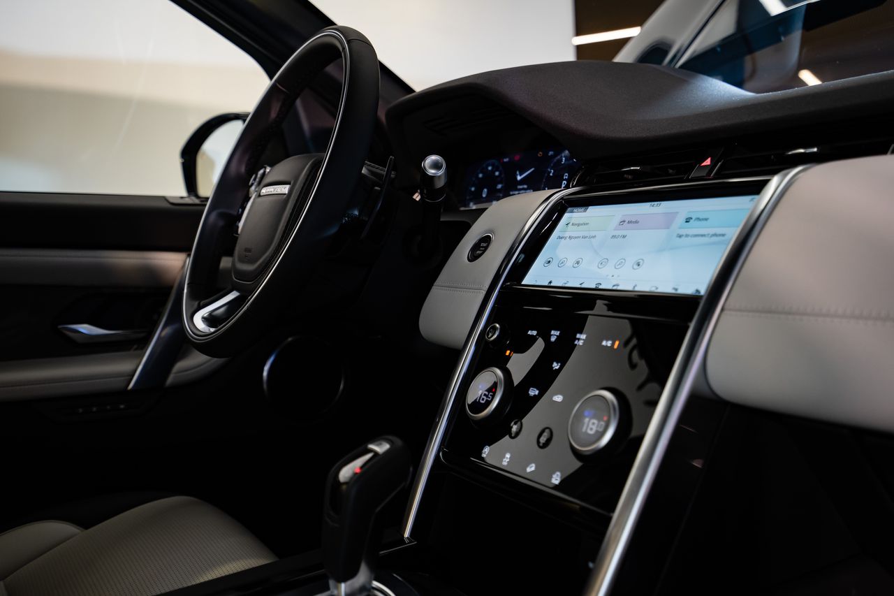 Cận cảnh bộ đôi Jaguar XE và Land Rover Discovery Sport vừa trình làng thị trường Việt