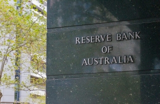 Úc bất ngờ tăng lãi suất gấp đôi dự đoán