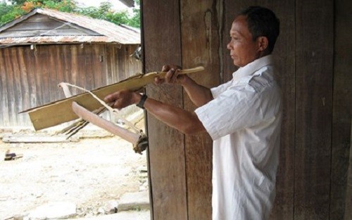 Chiếc nỏ với người Raglai Chiếc nỏ với người Raglai