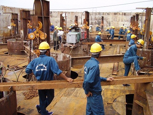 Doanh nghiệp còng lưng “cõng” phụ phí