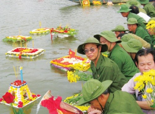 Hoa đăng tháng Bảy Hoa đăng tháng Bảy