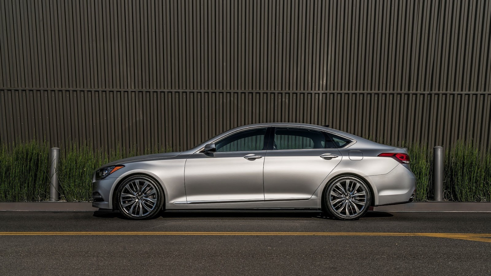 Đầu tiên là động cơ xăng V6, dung tích 3,8 lít có công suất tối đa 311 mã lực và mô-men xoắn cực đại 293 lb-ft. Hai con số tương ứng của động cơ xăng V8, dung tích 5.0 lít trên Genesis G80 2017 tại thị trường Mỹ là 420 mã lực và 383 lb-ft.