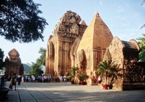 Những chuyện kỳ lạ bên tháp Bà